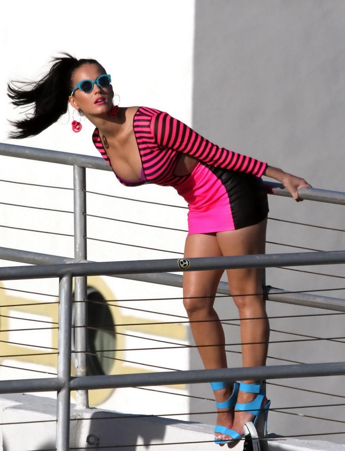16P Katy Perry downblouse at the rooftop photoshoot in Miami