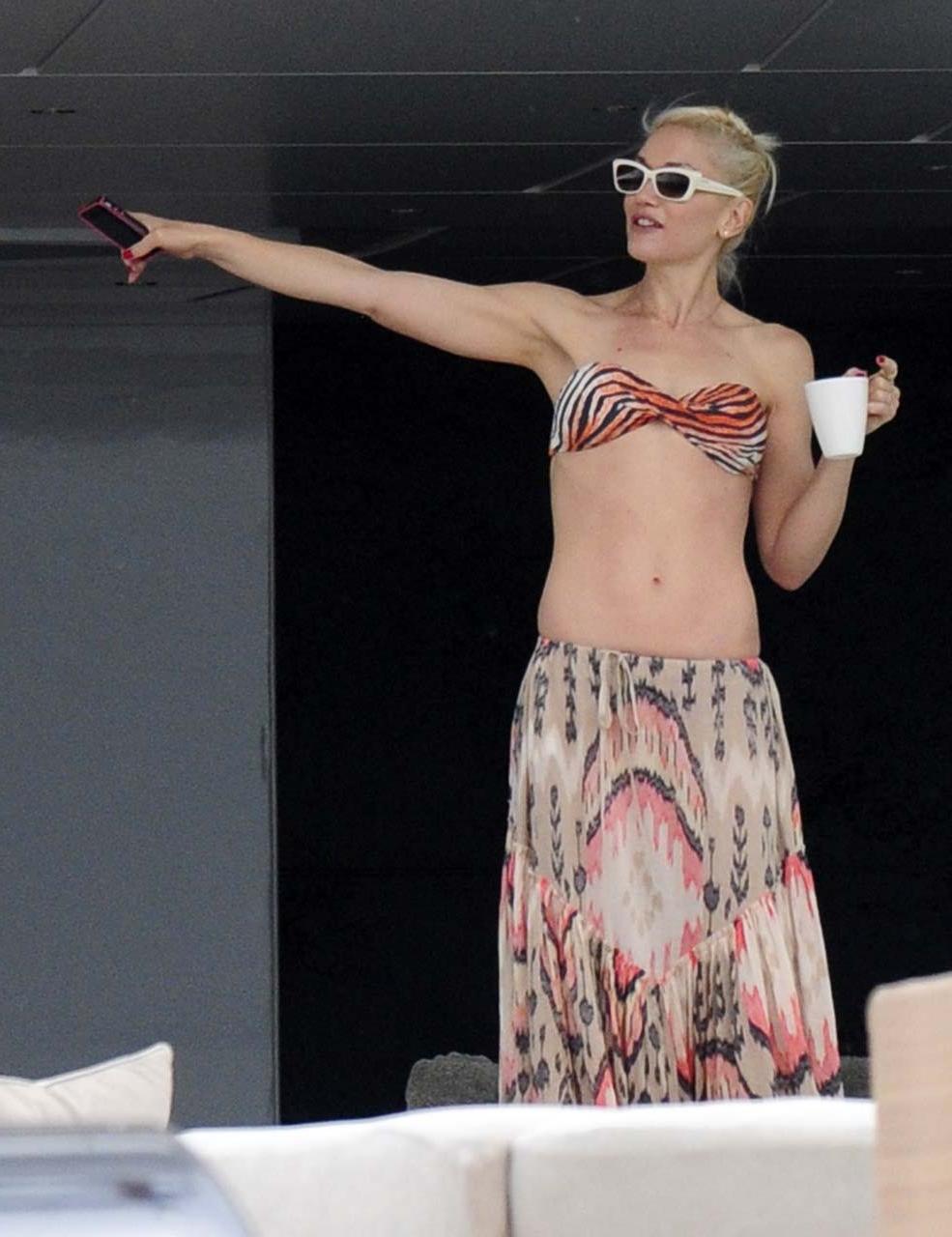 16P Gwen Stefani exposing sexy body and nice tits in bikini top on yacht