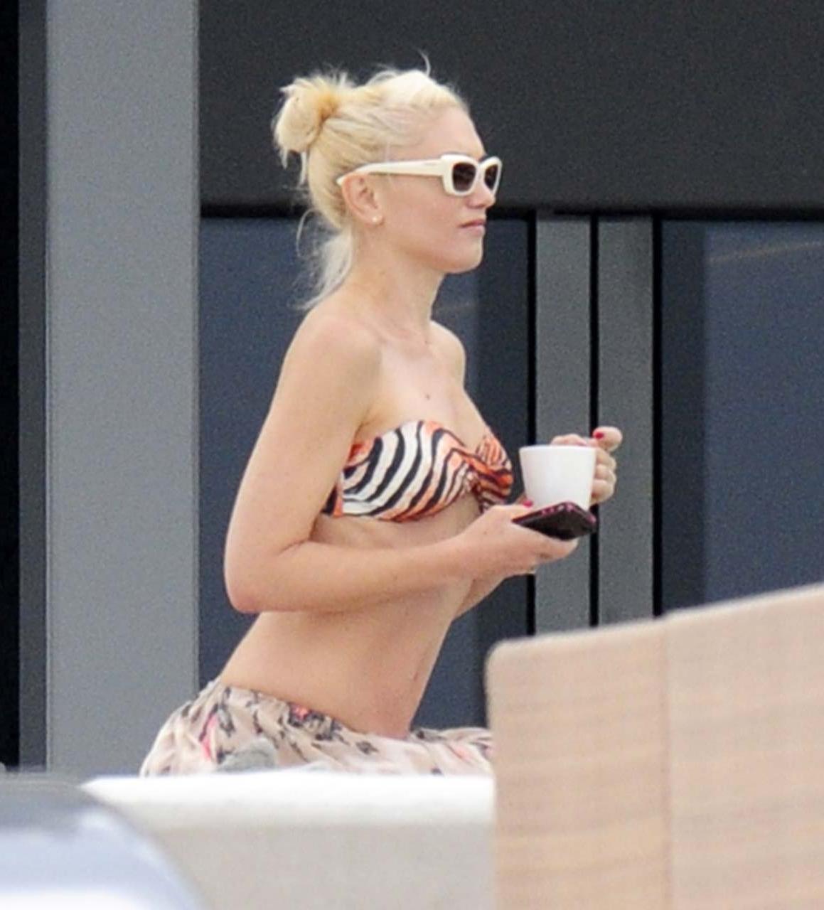 16P Gwen Stefani exposing sexy body and nice tits in bikini top on yacht