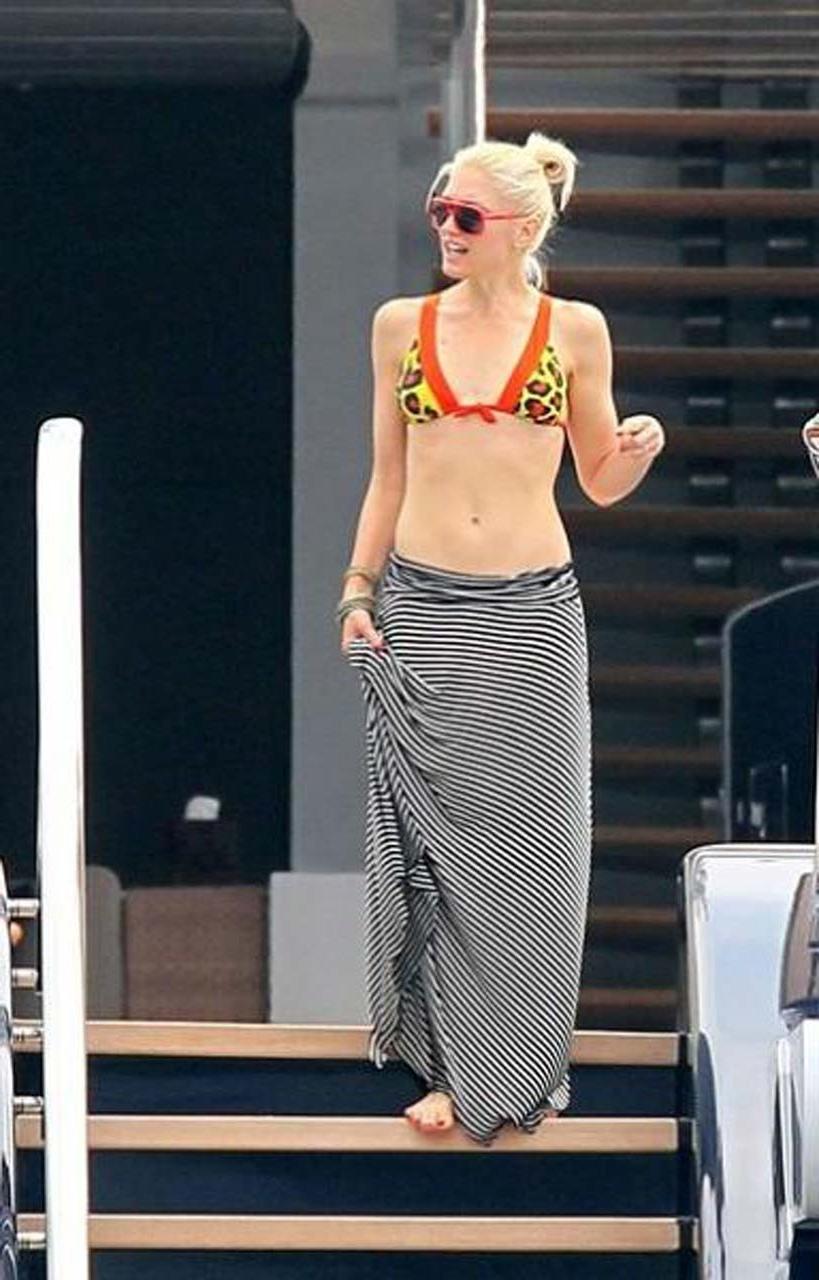 16P Gwen Stefani exposing sexy body and nice tits in bikini top on yacht