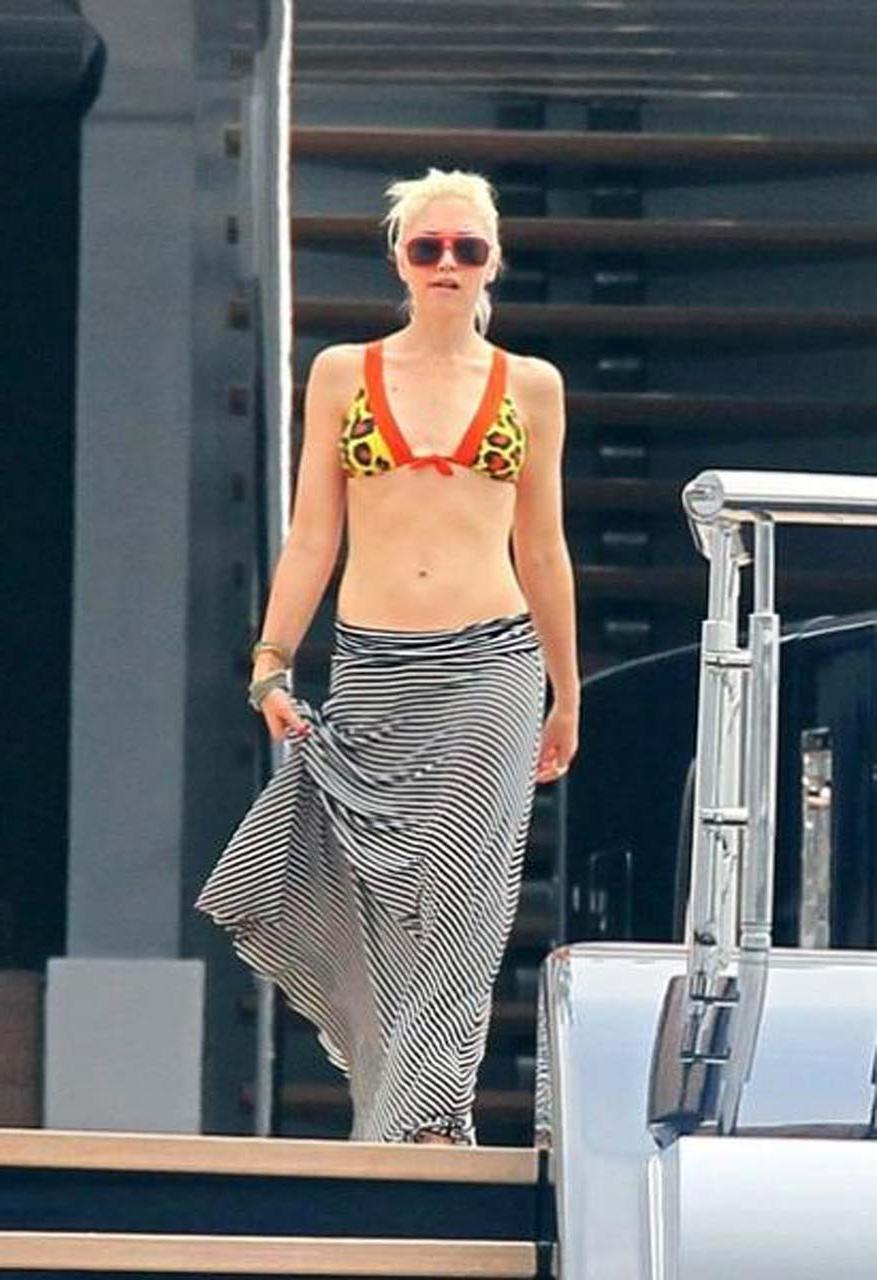 16P Gwen Stefani exposing sexy body and nice tits in bikini top on yacht