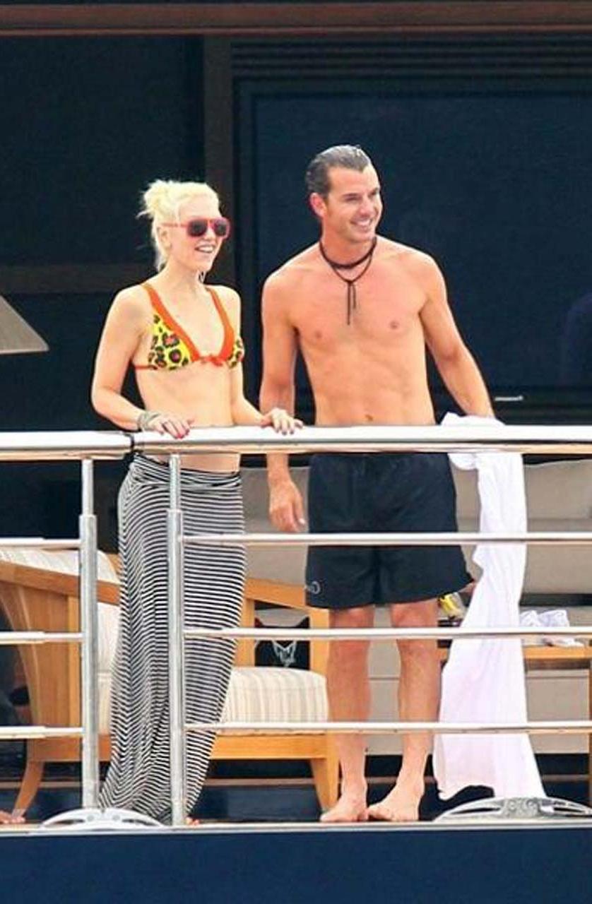 16P Gwen Stefani exposing sexy body and nice tits in bikini top on yacht