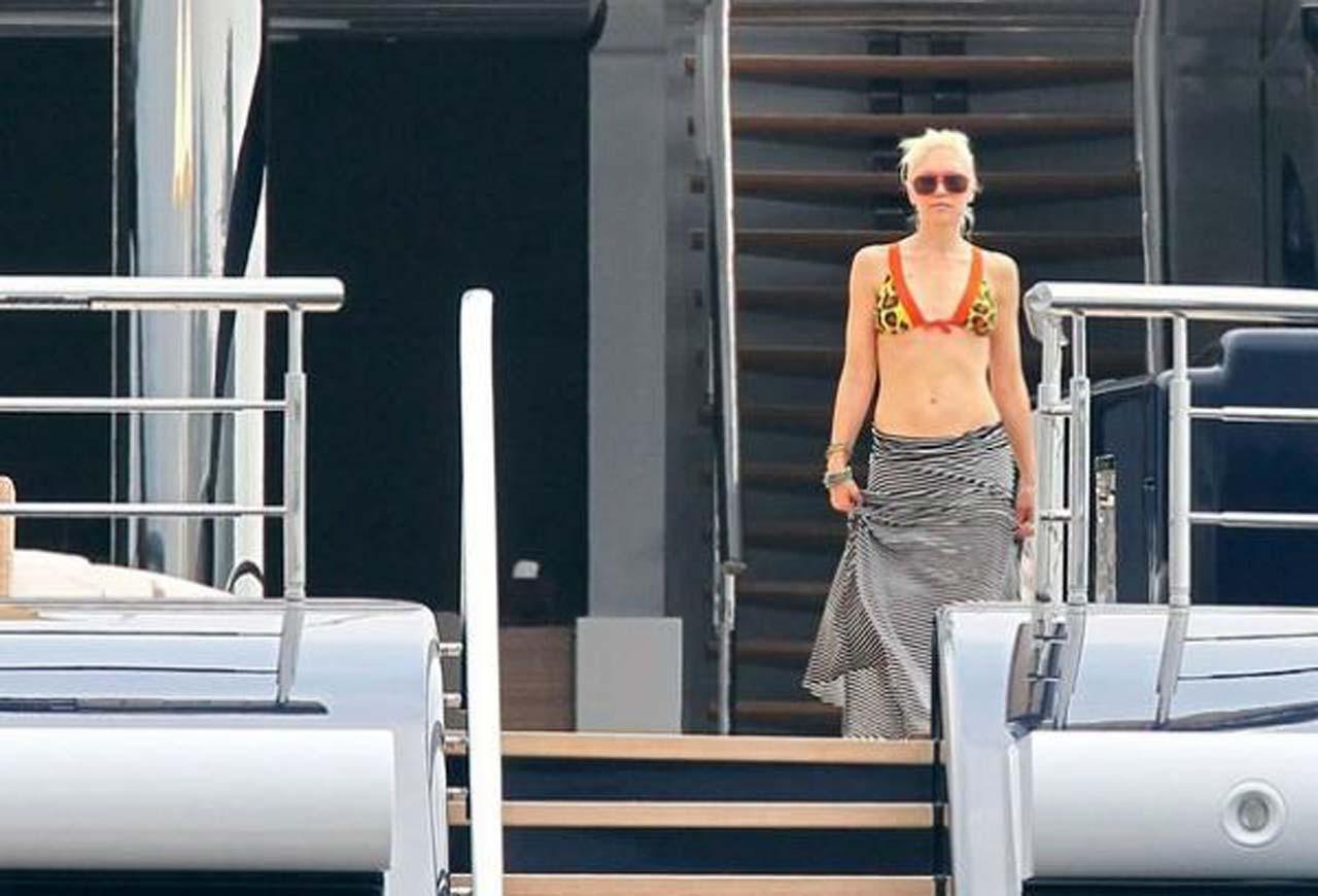 16P Gwen Stefani exposing sexy body and nice tits in bikini top on yacht