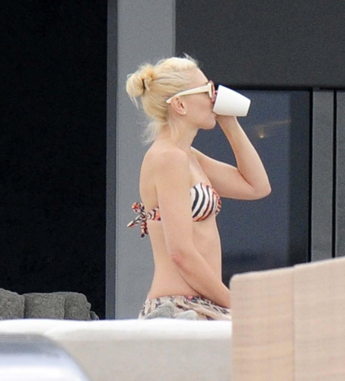 16P Gwen Stefani exposing sexy body and nice tits in bikini top on yacht