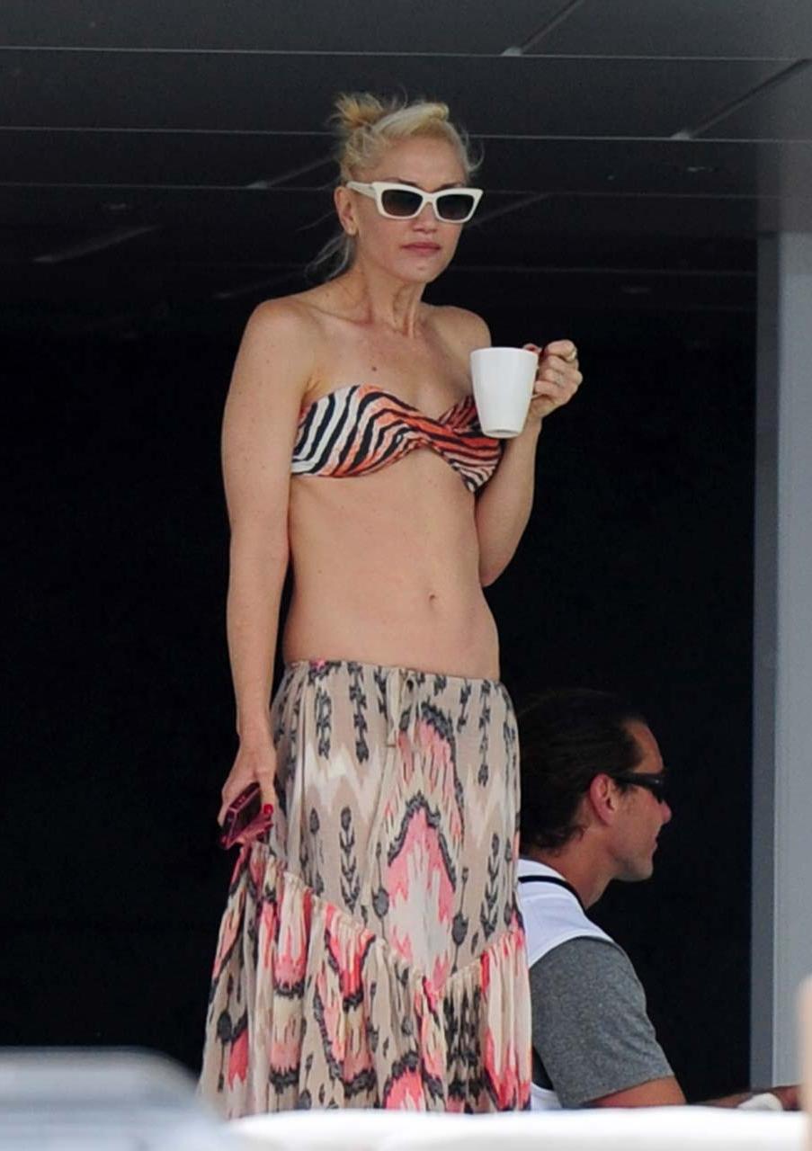 16P Gwen Stefani exposing sexy body and nice tits in bikini top on yacht
