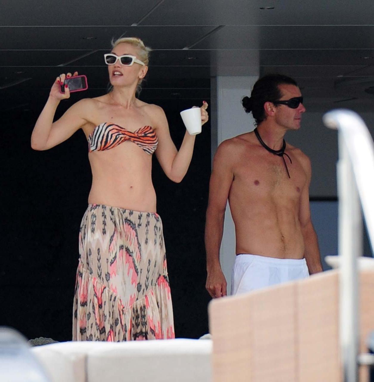 16P Gwen Stefani exposing sexy body and nice tits in bikini top on yacht