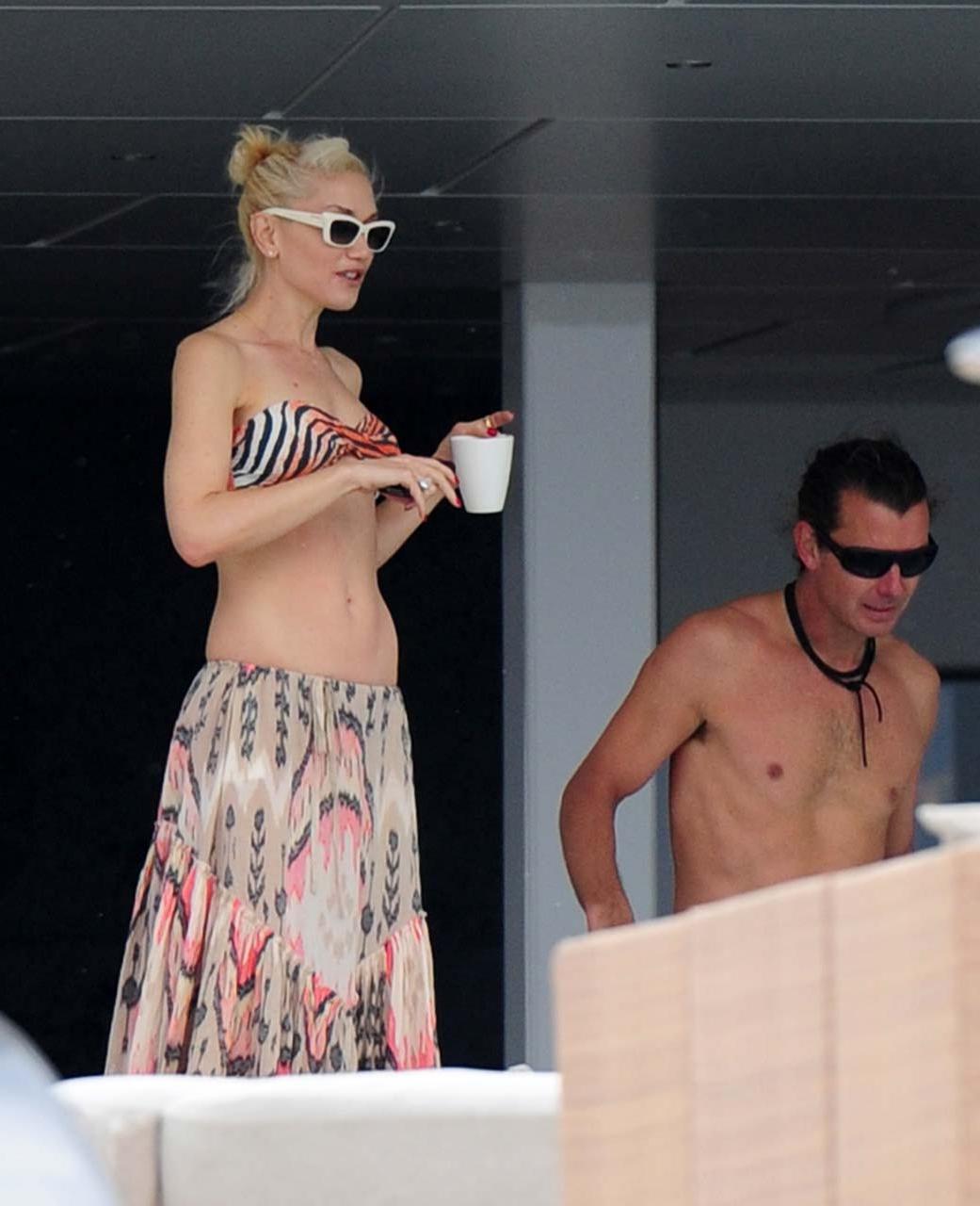 16P Gwen Stefani exposing sexy body and nice tits in bikini top on yacht