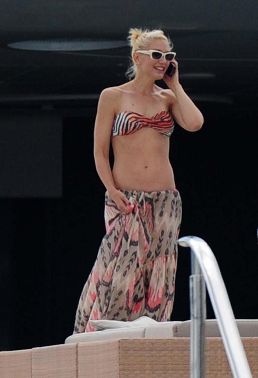 16P Gwen Stefani exposing sexy body and nice tits in bikini top on yacht