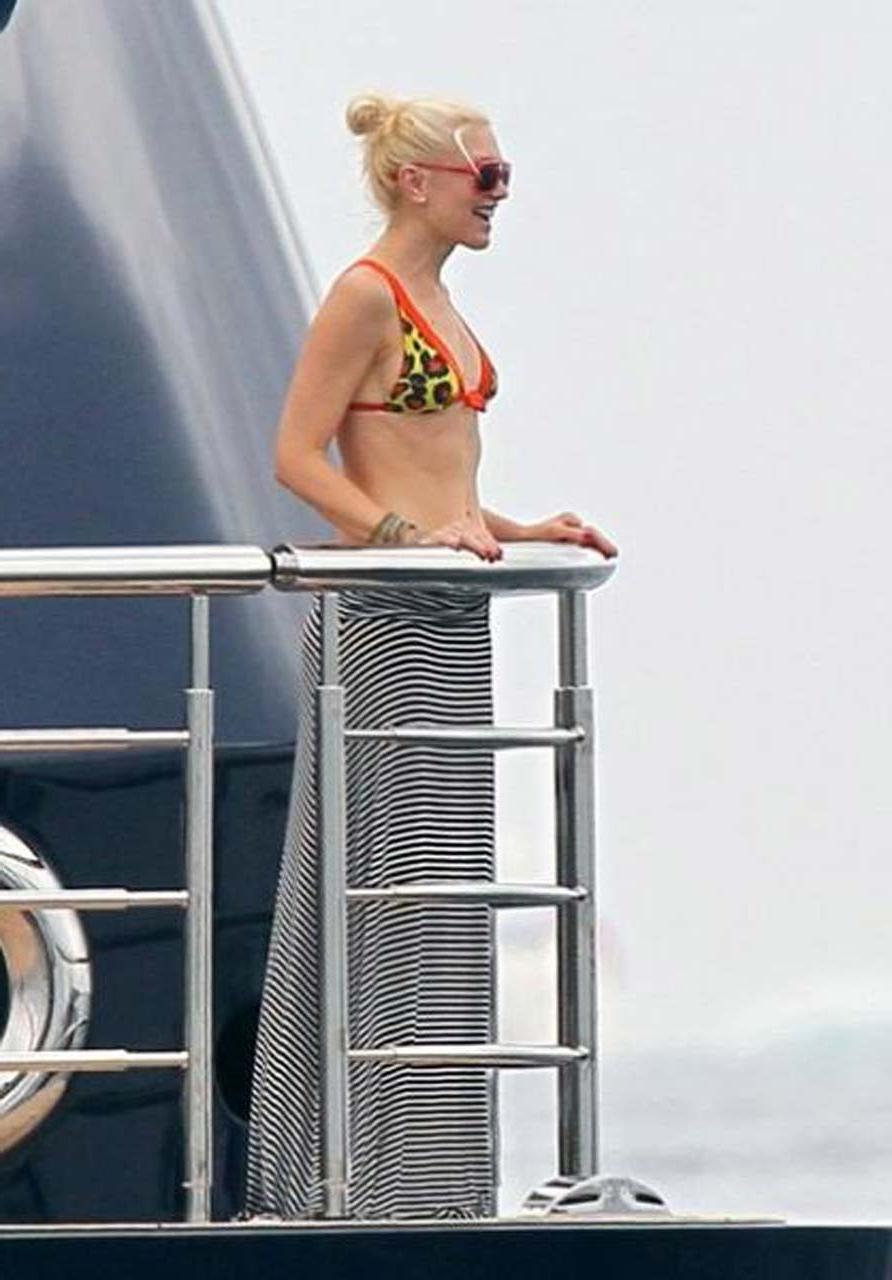 16P Gwen Stefani exposing sexy body and nice tits in bikini top on yacht