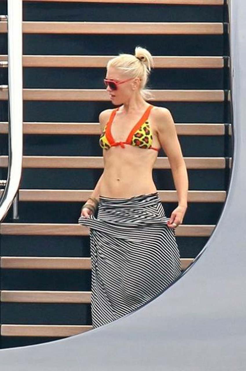 16P Gwen Stefani exposing sexy body and nice tits in bikini top on yacht