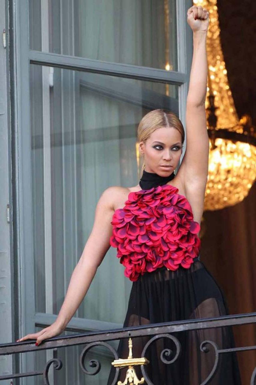 16P Beyonce Knowles sexy see thru and side boob paparazzi photos