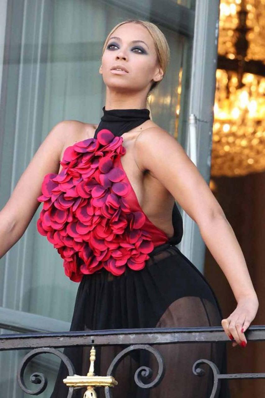 16P Beyonce Knowles sexy see thru and side boob paparazzi photos