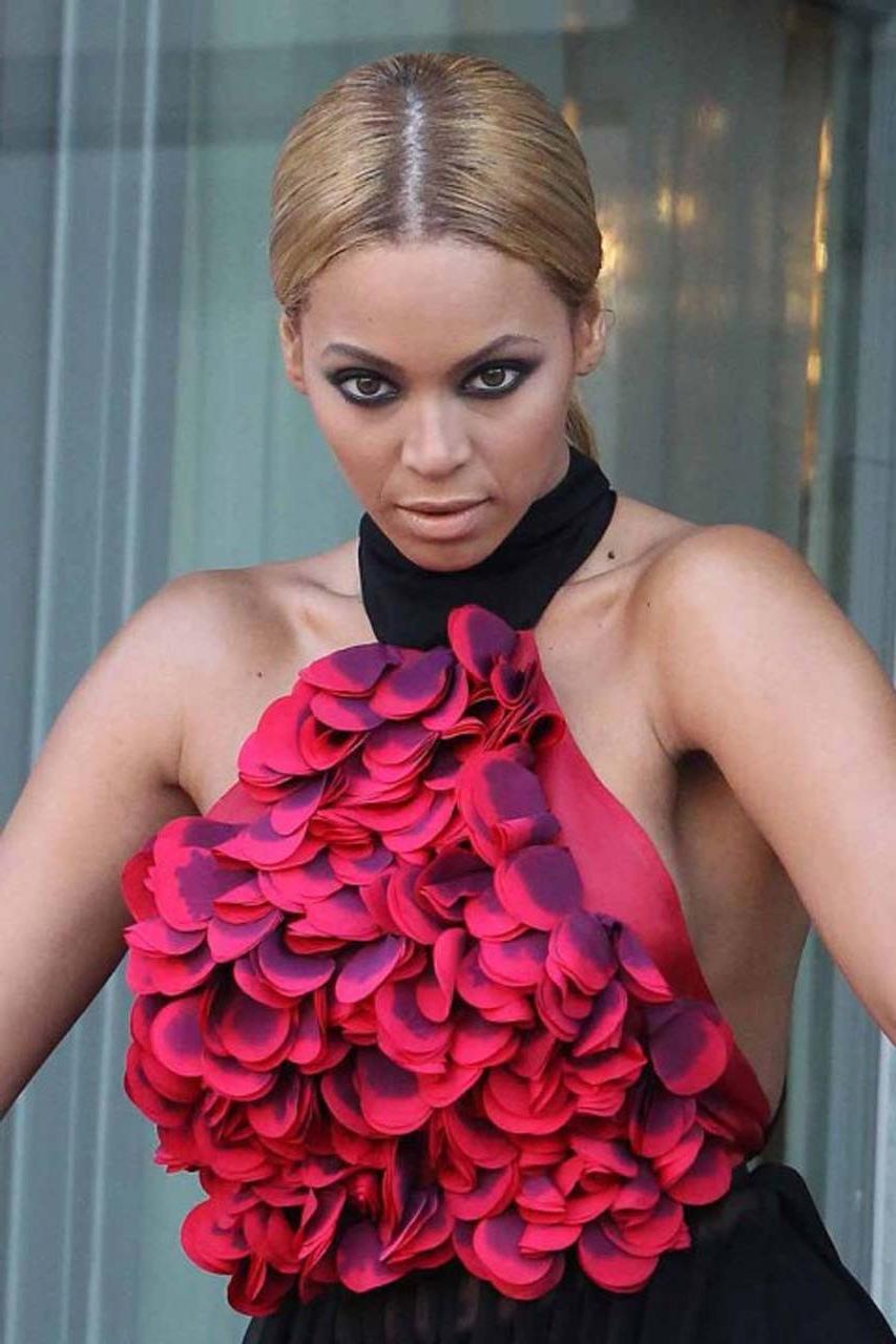 16P Beyonce Knowles sexy see thru and side boob paparazzi photos