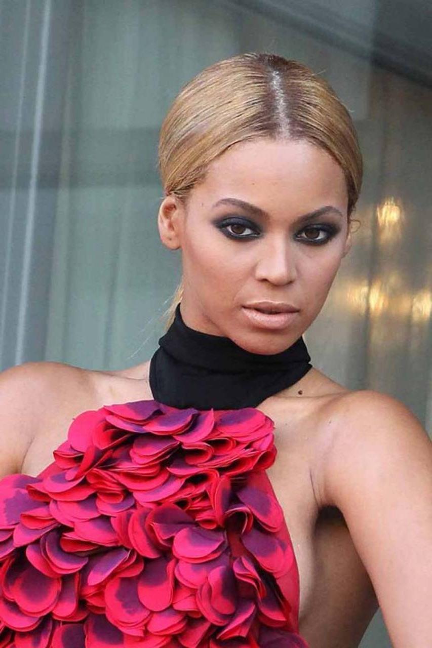 16P Beyonce Knowles sexy see thru and side boob paparazzi photos