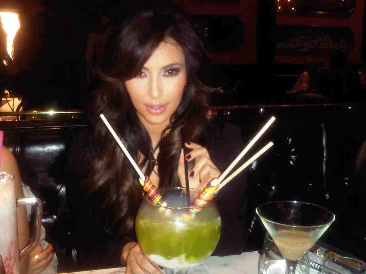 16P Kim Kardashian looking fucking hot and sexy on her private photos