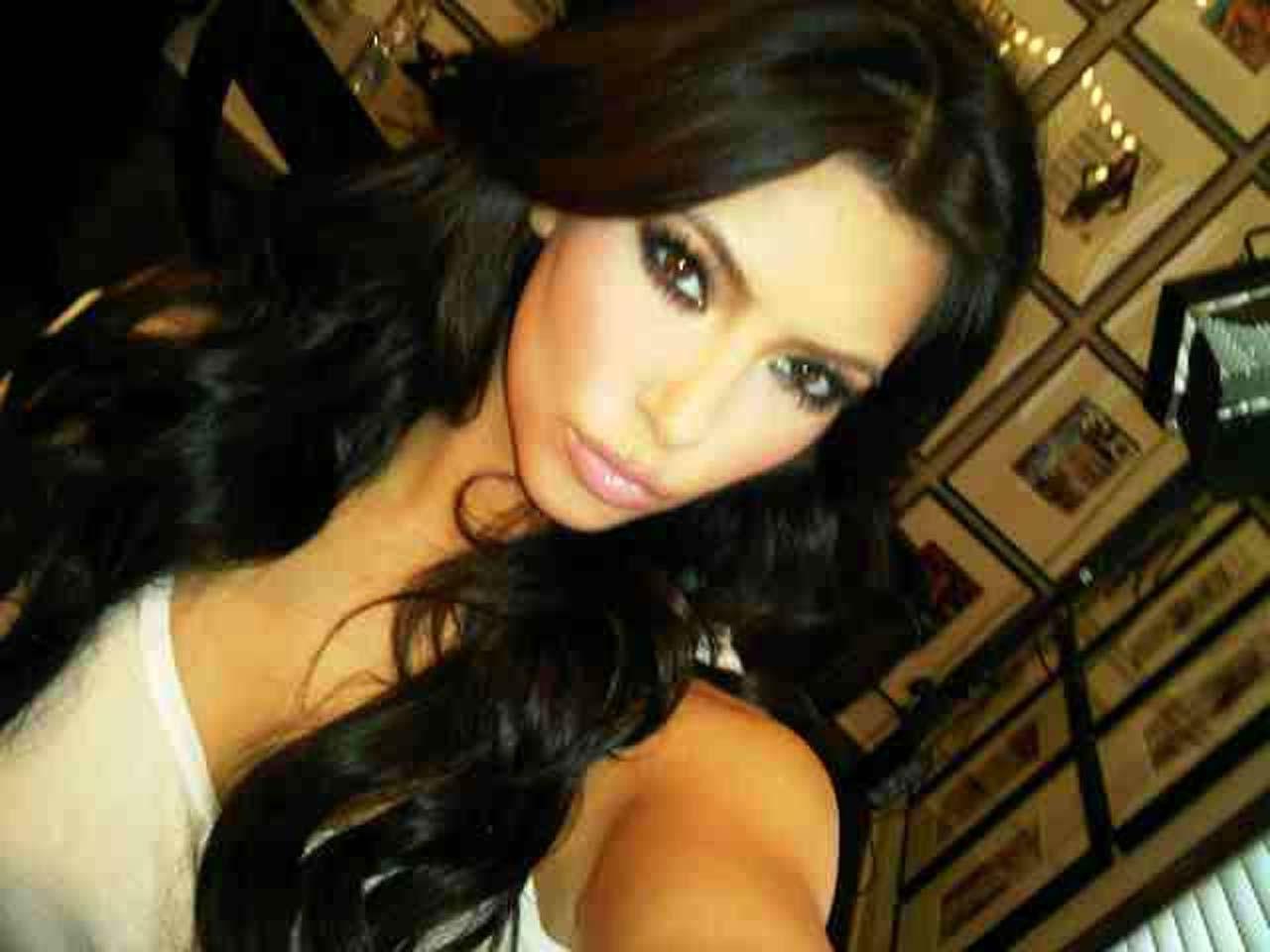 16P Kim Kardashian looking fucking hot and sexy on her private photos