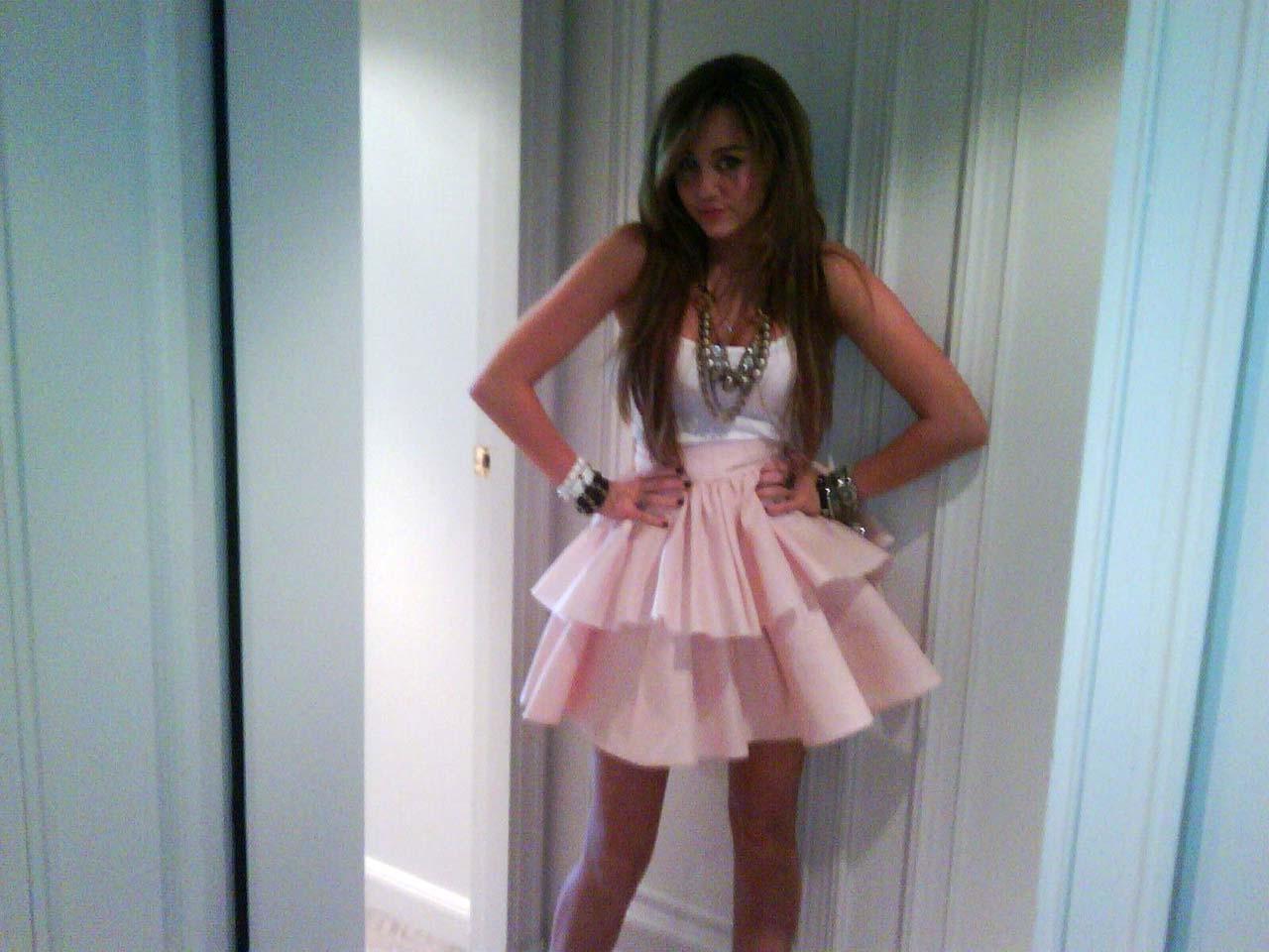 16P Miley Cyrus looking very hot and sexy on her private photos