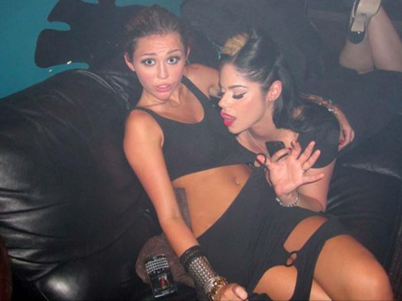 16P Miley Cyrus looking very hot and sexy on her private photos