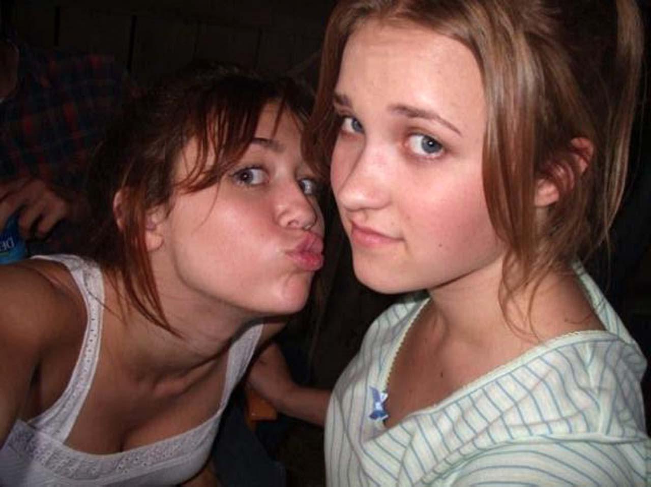 16P Miley Cyrus looking very hot and sexy on her private photos