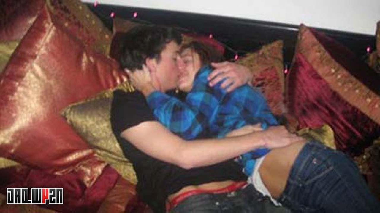 16P Miley Cyrus looking very hot and sexy on her private photos