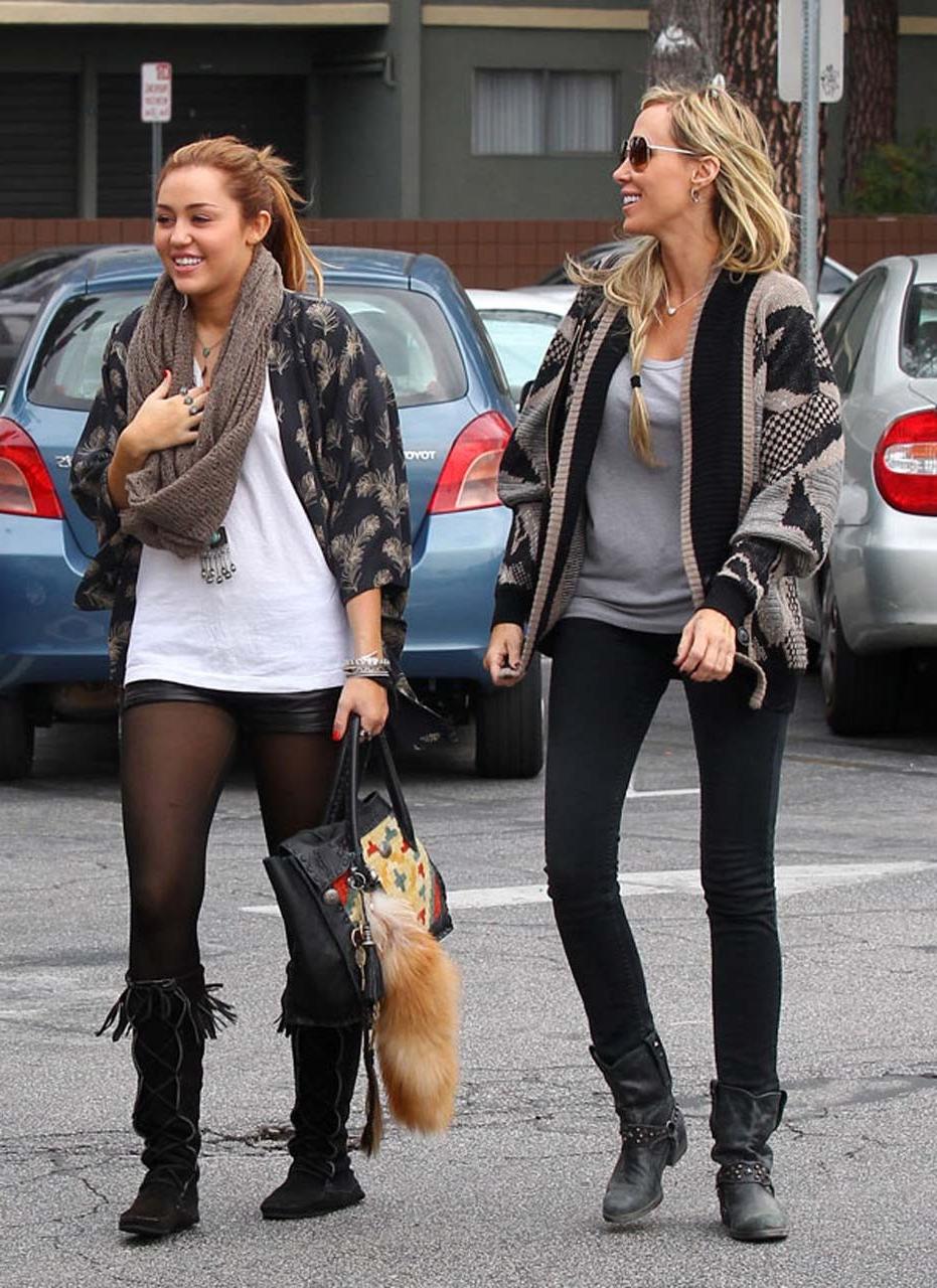 10P Miley Cyrus in underwear personal leaked pictures and looking very sexy in see t