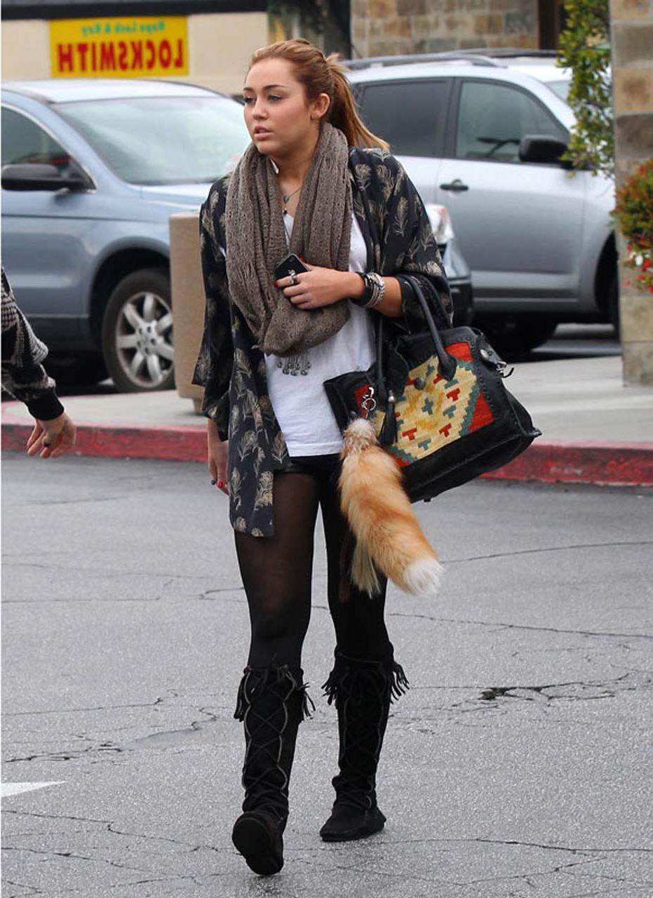 10P Miley Cyrus in underwear personal leaked pictures and looking very sexy in see t