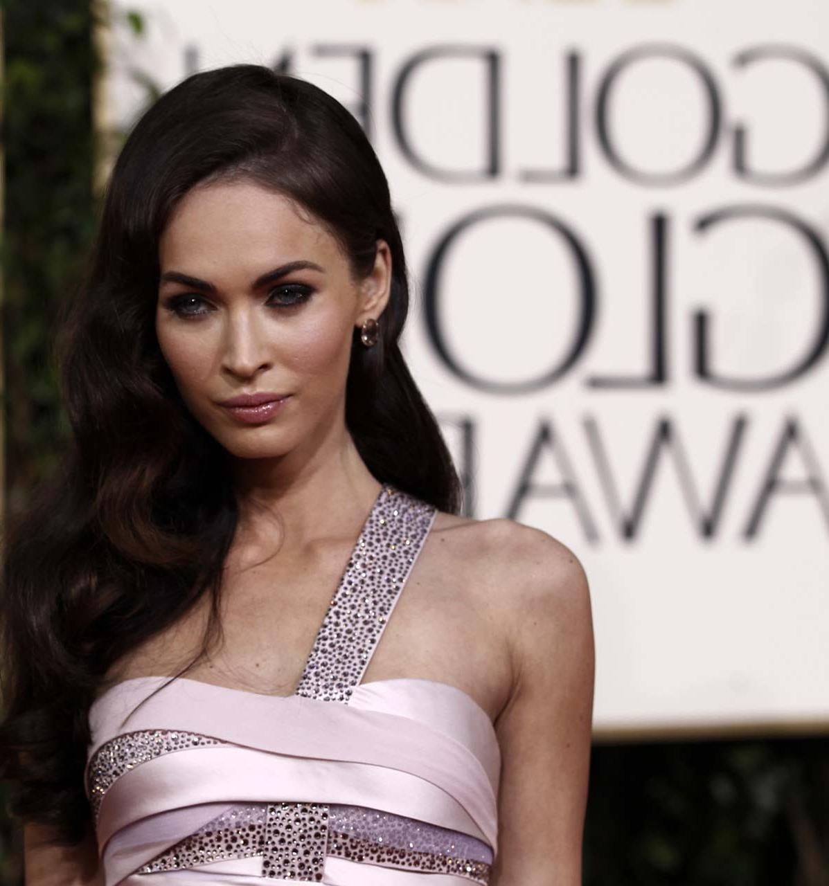 16P Megan Fox exposing fucking sexy body and nice tattoo on her back