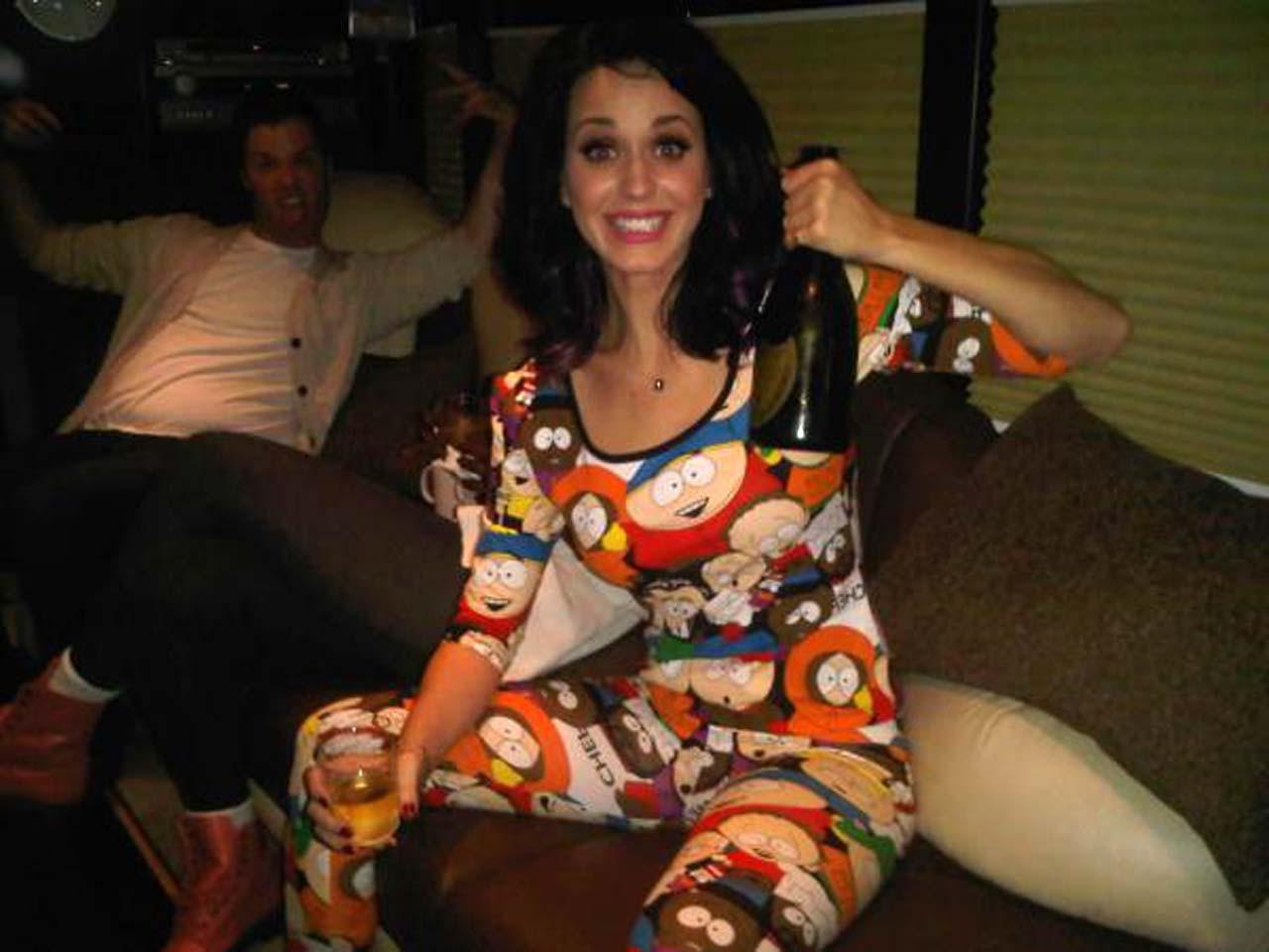 16P Katy Perry looking fucking sexy and hot on her private photos