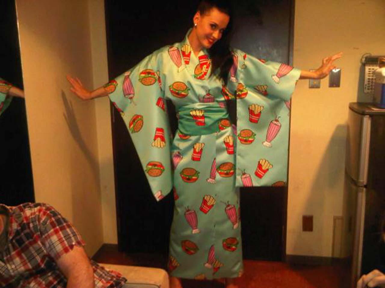 16P Katy Perry looking fucking sexy and hot on her private photos