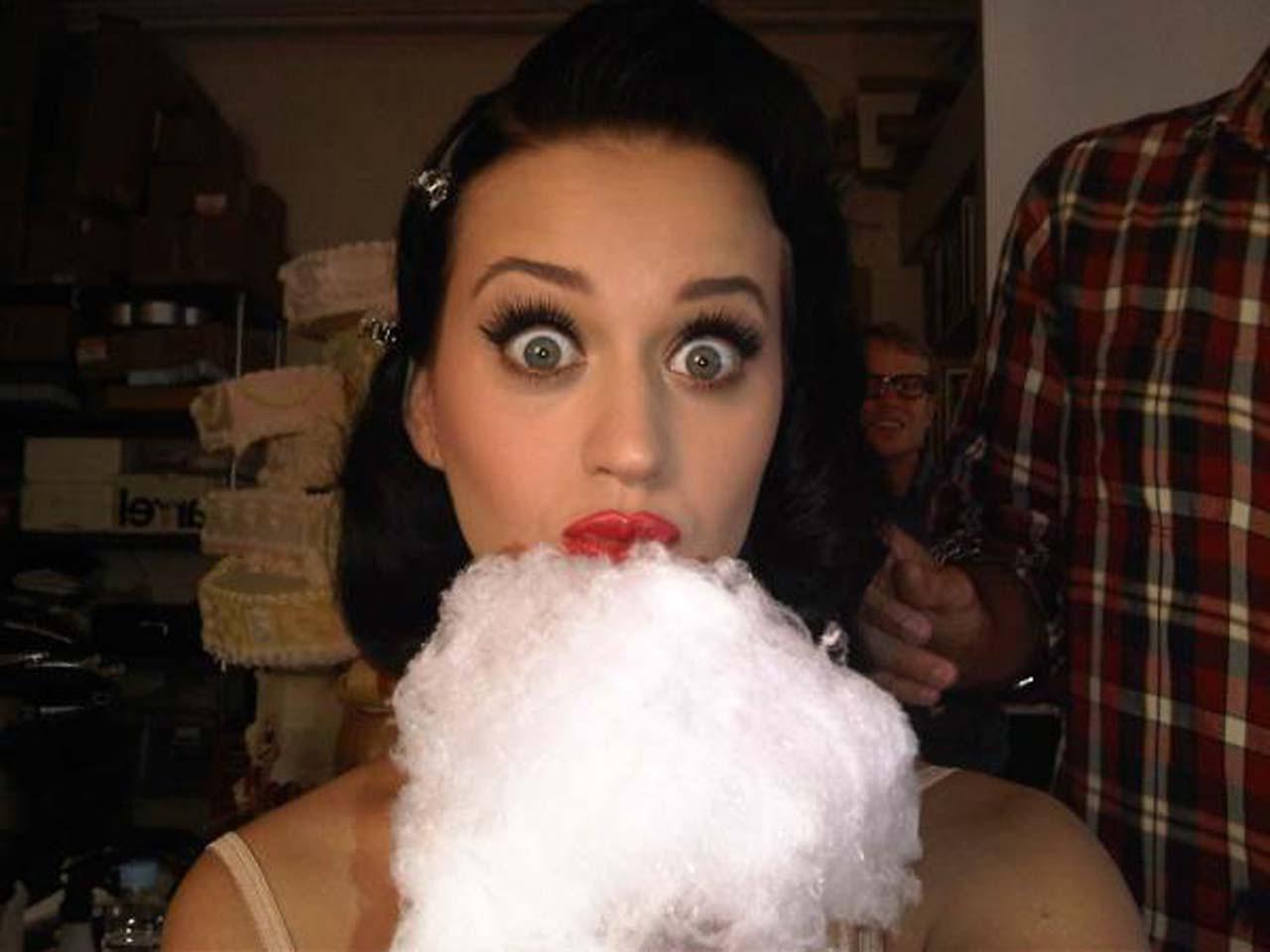 16P Katy Perry looking fucking sexy and hot on her private photos