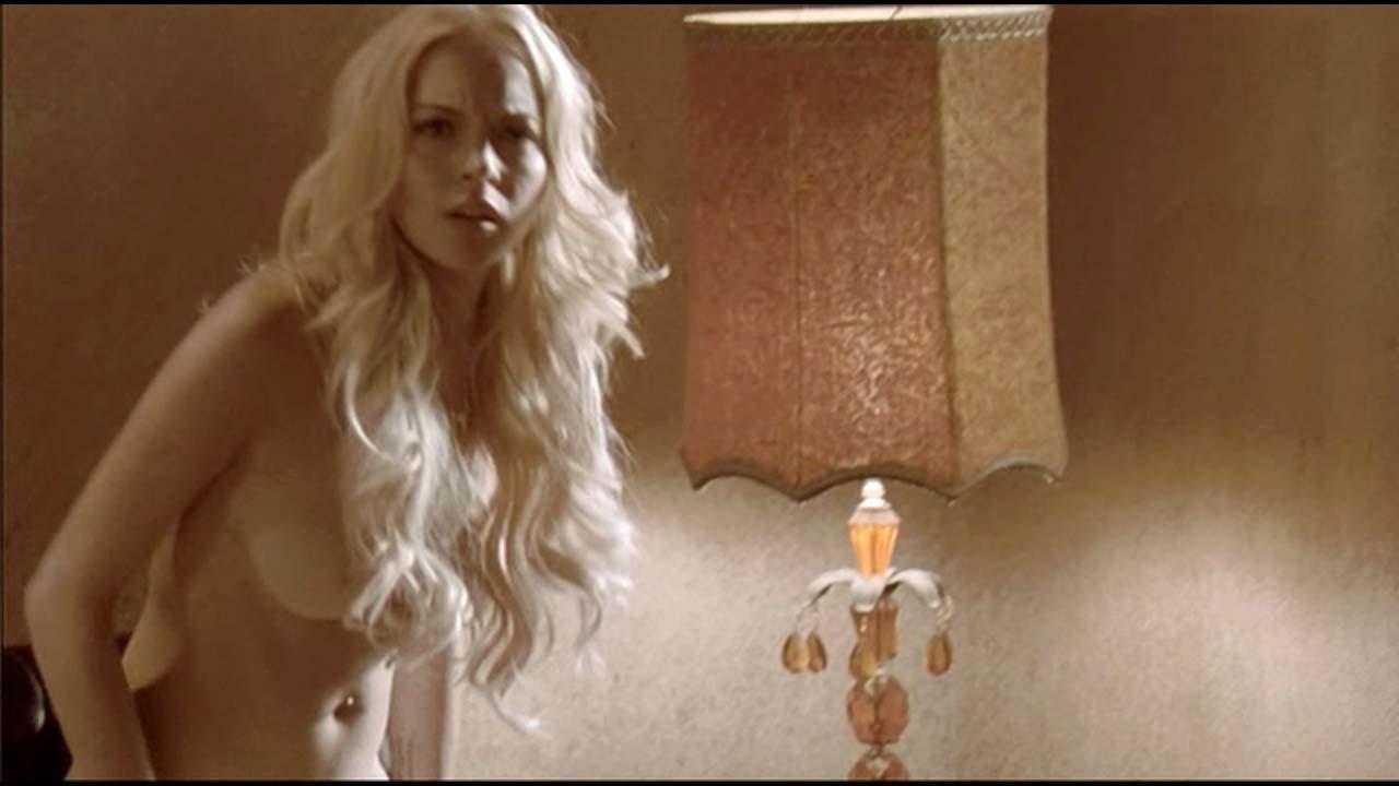 16P Lindsay Lohan making out with guy completly nude for some photoshoot