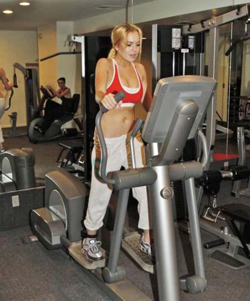 16P Lindsay Lohan making out with guy completly nude for some photoshoot