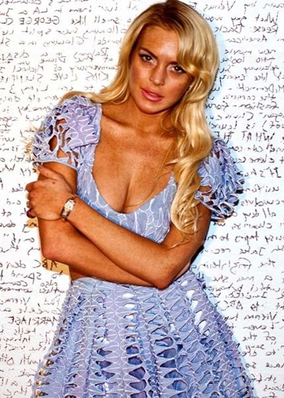 16P Lindsay Lohan making out with guy completly nude for some photoshoot