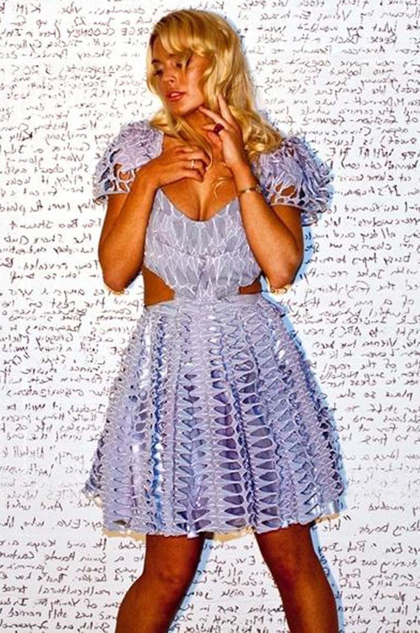 16P Lindsay Lohan making out with guy completly nude for some photoshoot