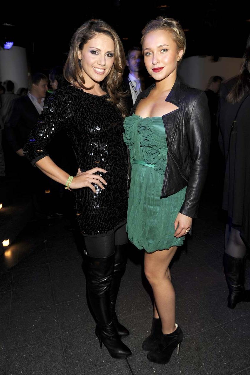 16P Hayden Panettiere downblouse and flashing panties slight upskirt