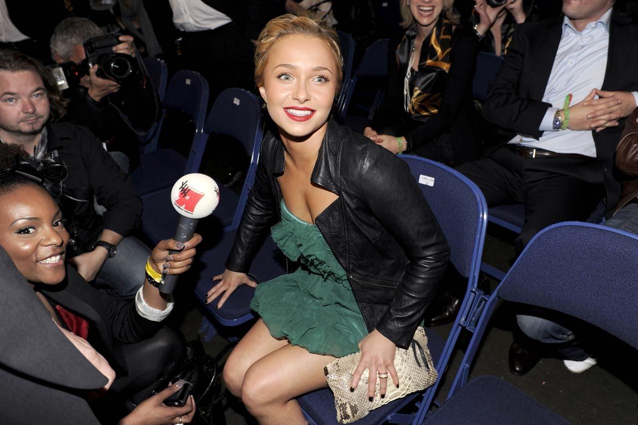 16P Hayden Panettiere downblouse and flashing panties slight upskirt