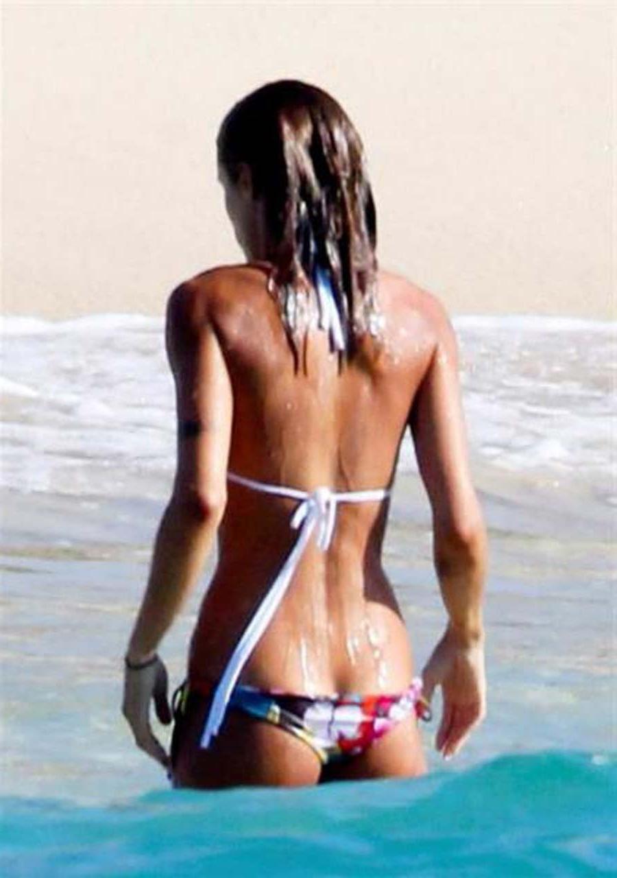 16P Elisabetta Canalis showing her ass in oops situation with her bikini