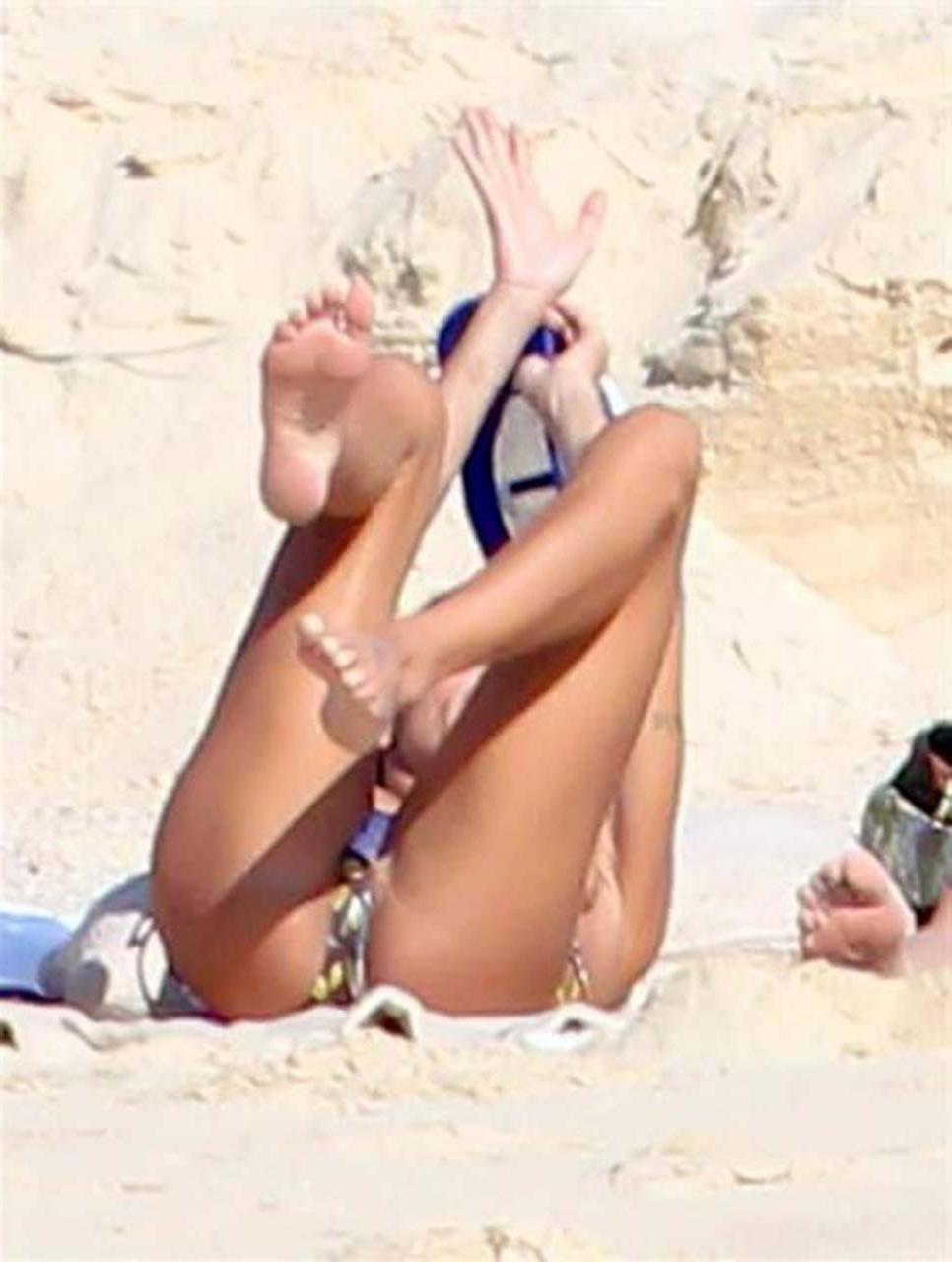 16P Elisabetta Canalis showing her ass in oops situation with her bikini