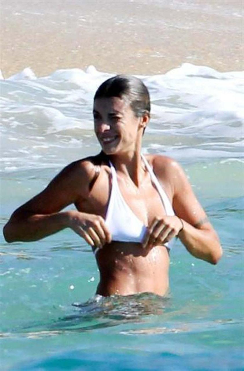 16P Elisabetta Canalis showing her ass in oops situation with her bikini