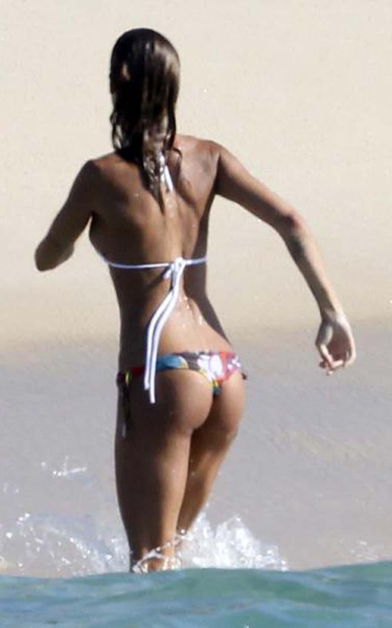 16P Elisabetta Canalis showing her ass in oops situation with her bikini