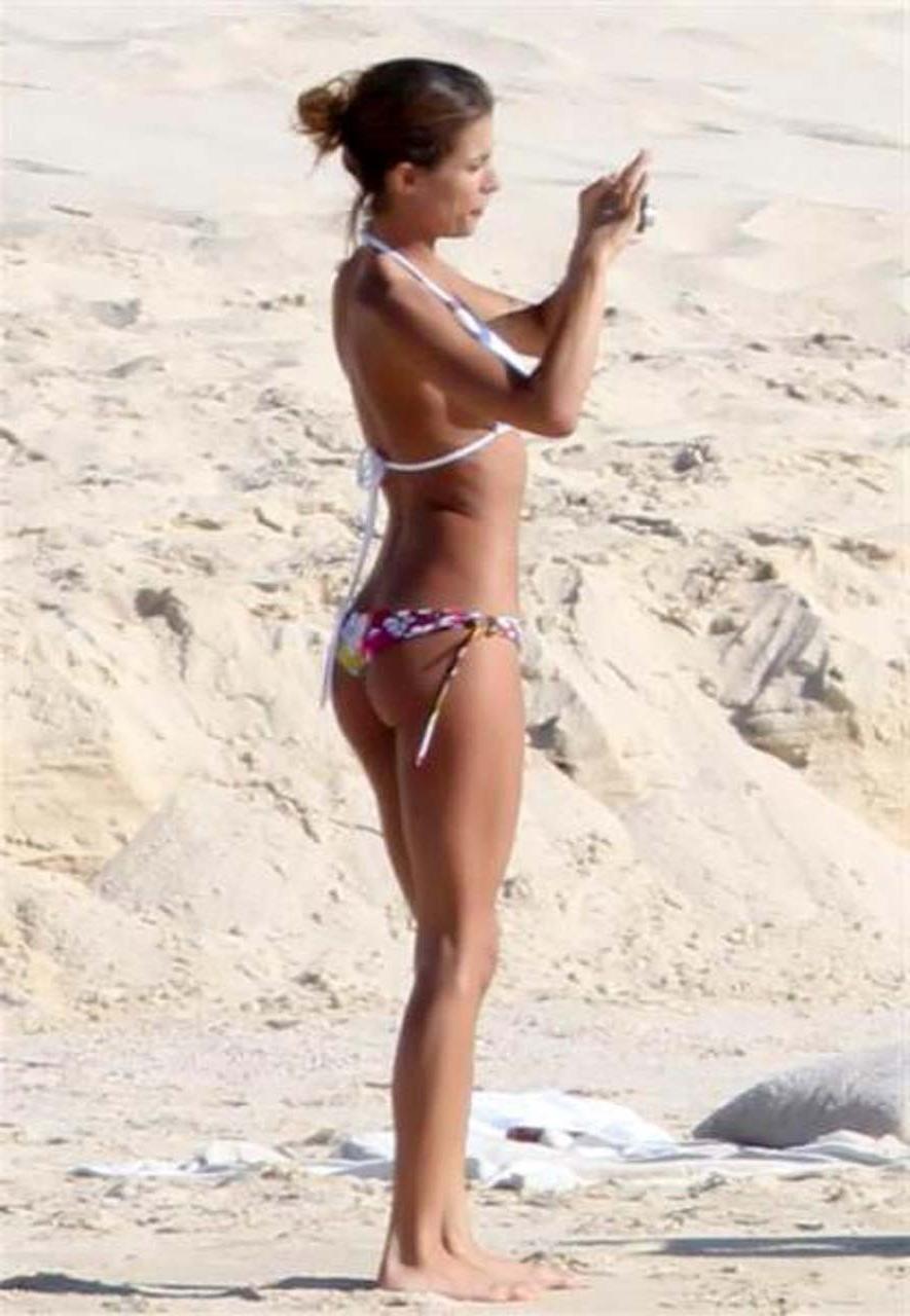 16P Elisabetta Canalis showing her ass in oops situation with her bikini