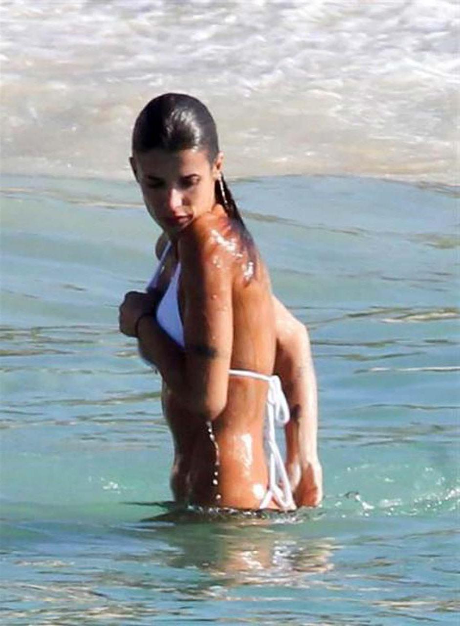 16P Elisabetta Canalis showing her ass in oops situation with her bikini