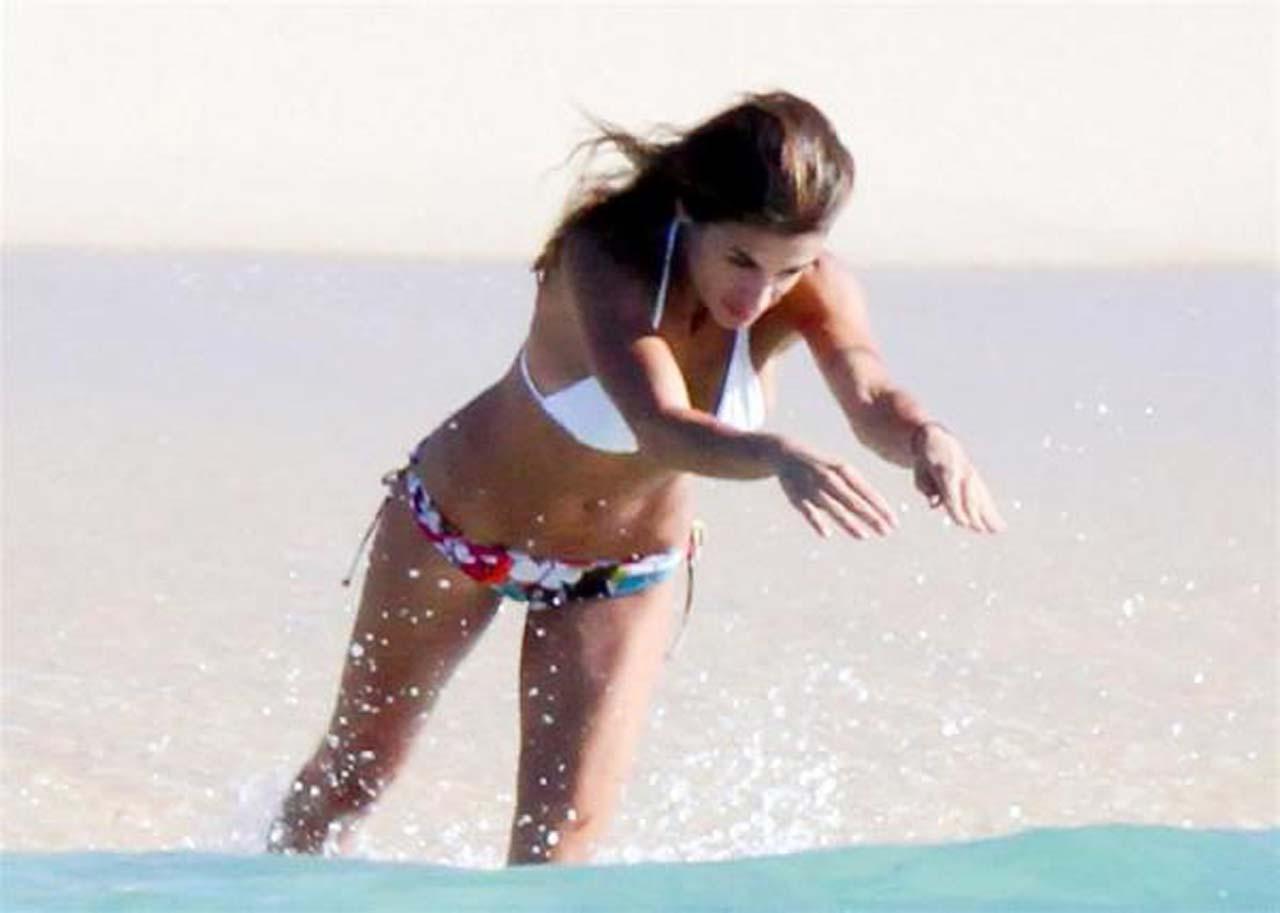 16P Elisabetta Canalis showing her ass in oops situation with her bikini