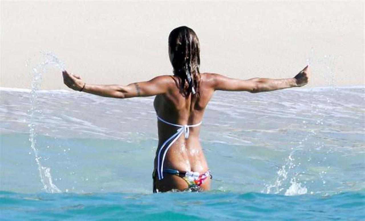 16P Elisabetta Canalis showing her ass in oops situation with her bikini
