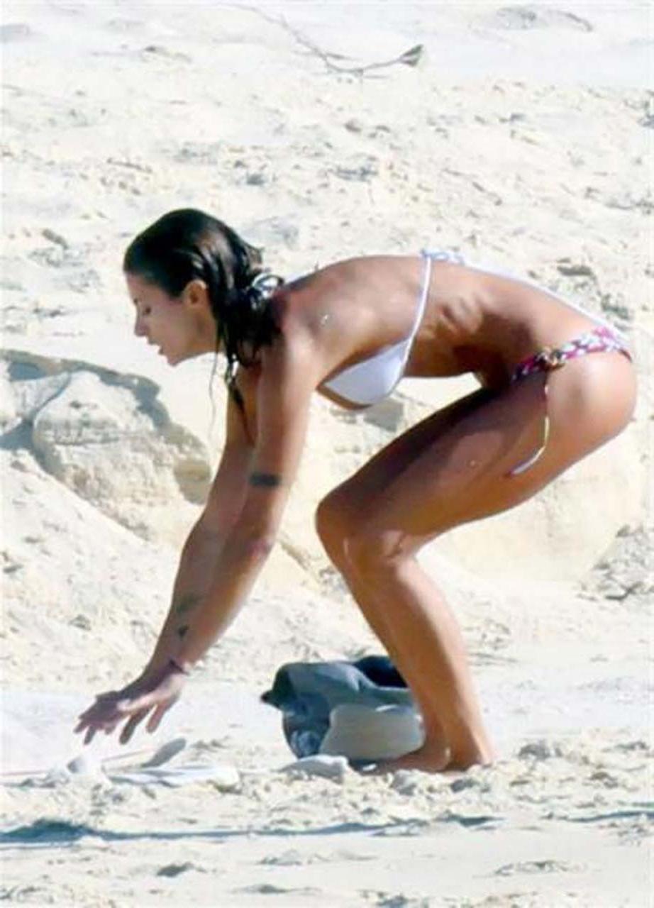16P Elisabetta Canalis showing her ass in oops situation with her bikini