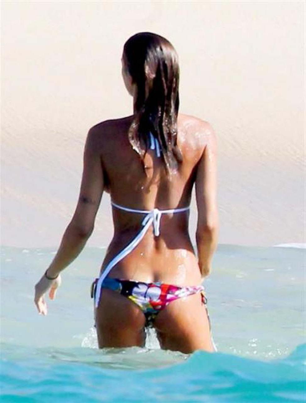 16P Elisabetta Canalis showing her ass in oops situation with her bikini