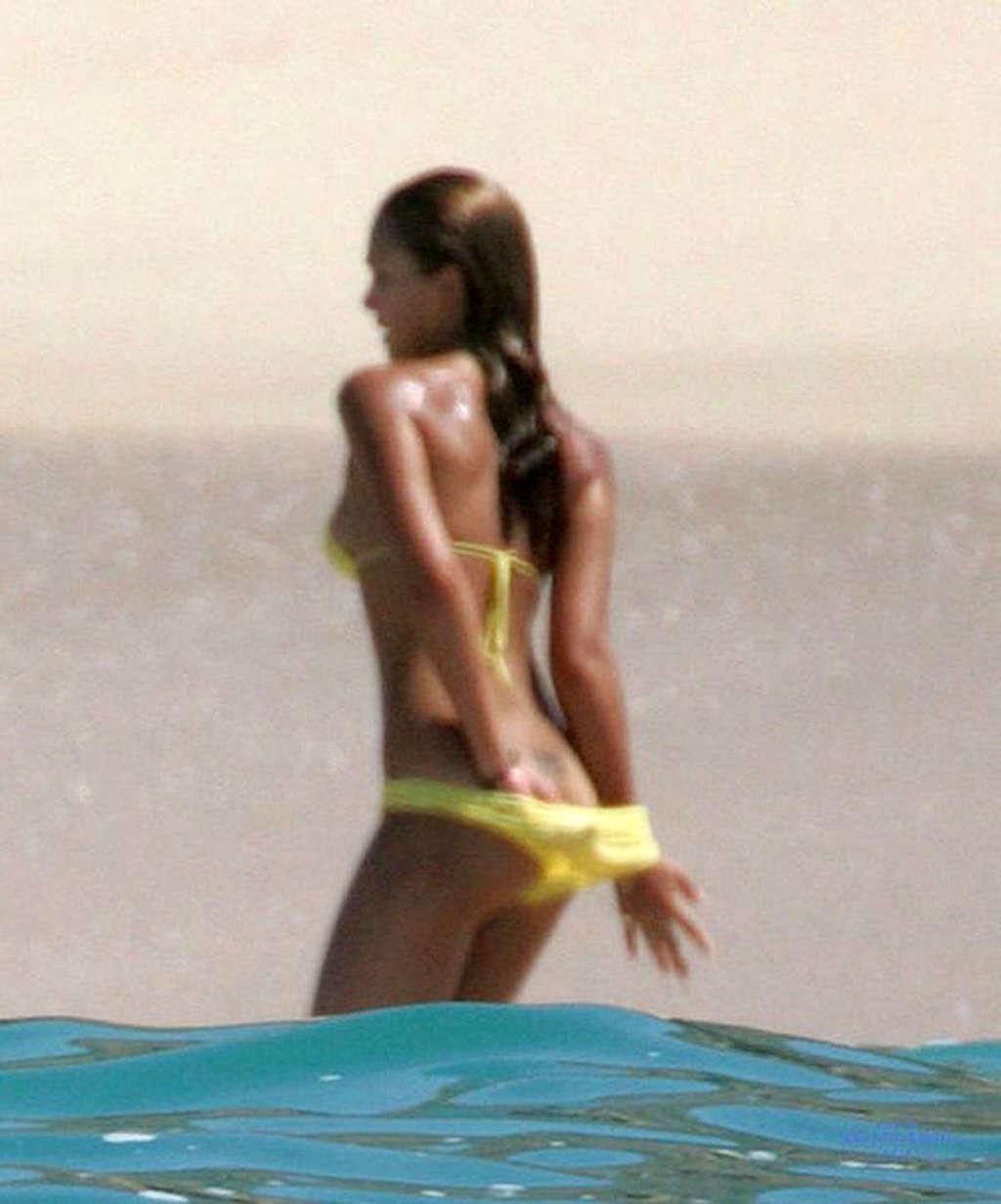 16P Jessica Alba showing naked tits and sexy nipples on her private photos