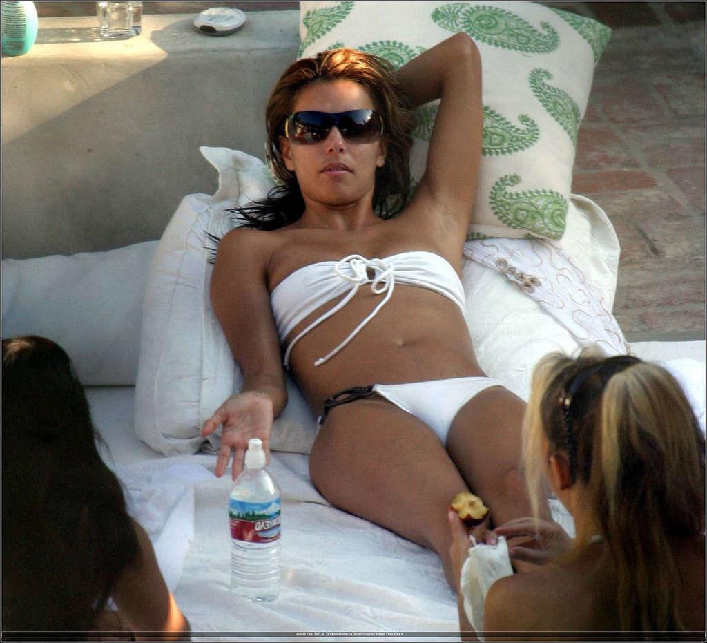 16P Eva Longoria downblouse and looking very sexy in bikini