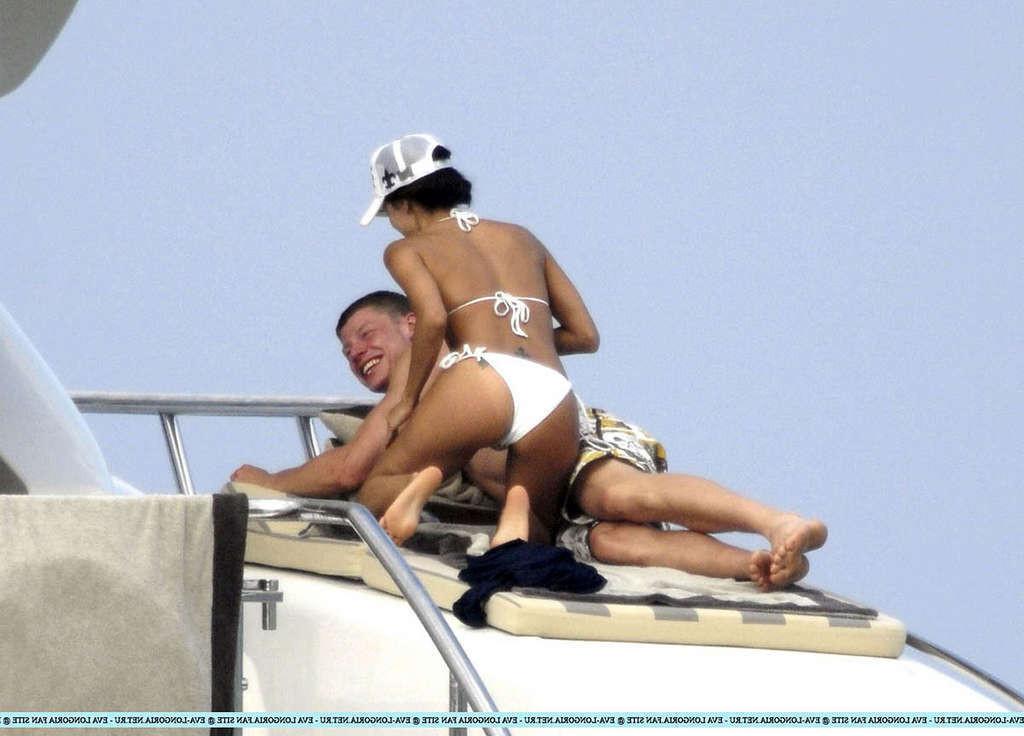 16P Eva Longoria downblouse and looking very sexy in bikini
