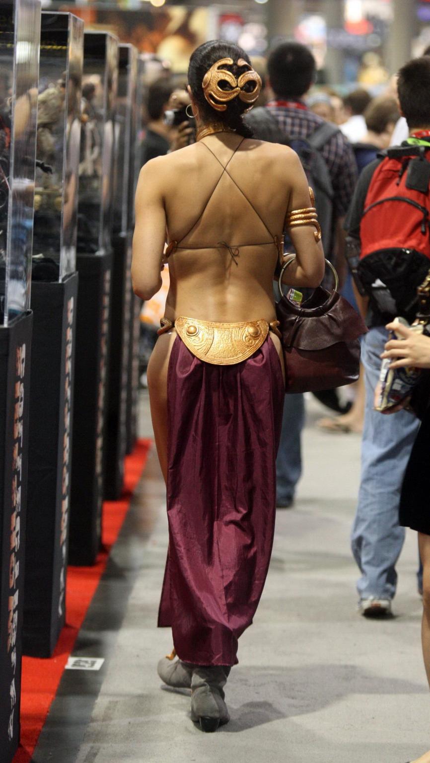 15P Adrianne Curry in sexy Princess Leia outfit at the Comic Con convention in San D